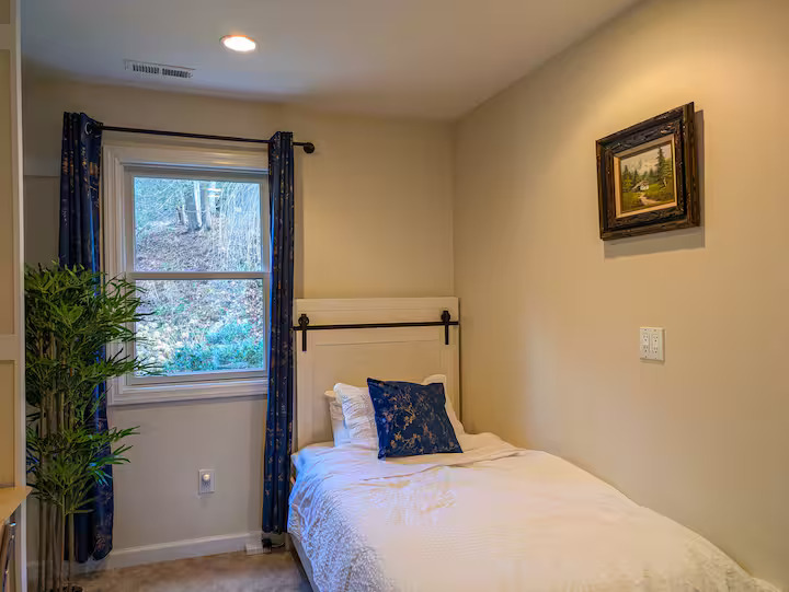 Inner twin room adjacent to king